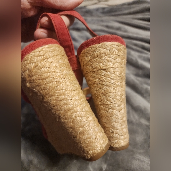 Michael Kors Red Wedge Sandals sz8.5 with Matching MK Tote - Picture 3 of 13